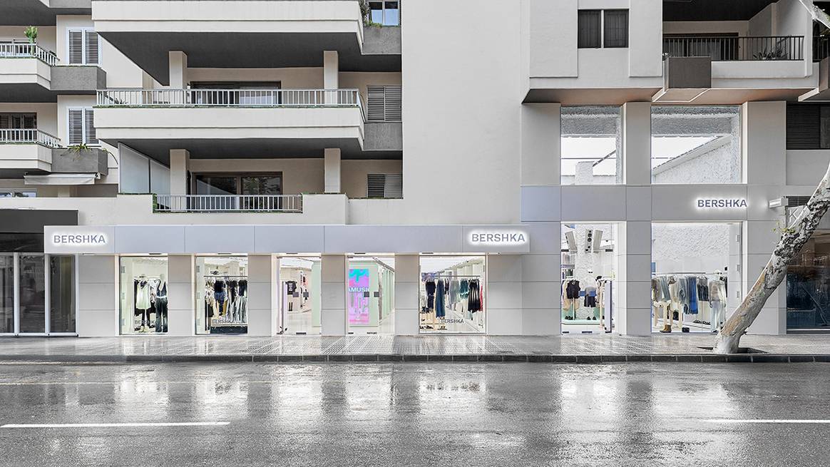 Tienda de Bershka en el número 28-30 de la avenida de Bartomeu de Roselló de Ibiza (España).