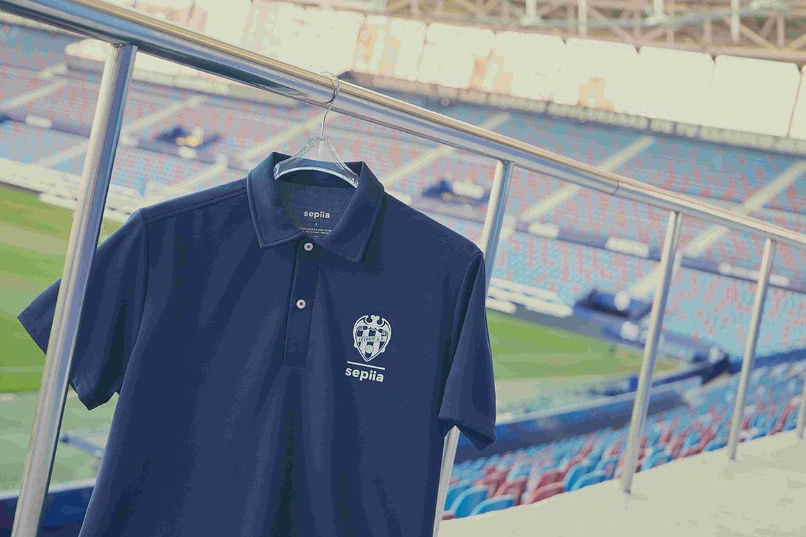 Polo azul marino de la indumentaria de Sepiia escogida para vestir a los miembros del equipo masculino del Levante UD.