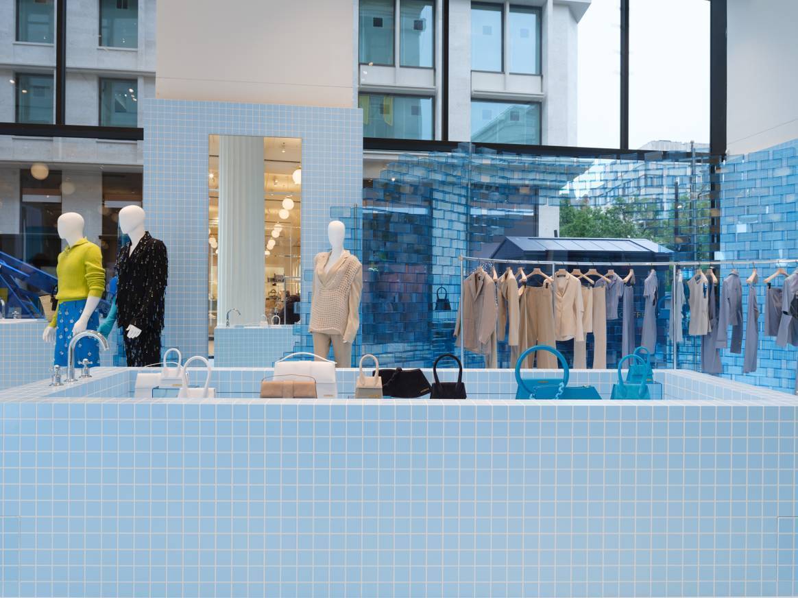 Use of color in shop concepts. Luxury brand Jacquemus chose pale blue for its themed pop-up in London in May 2022. Image: 'Le Bleu' pop-up by Jacquemus, property Jacquemus