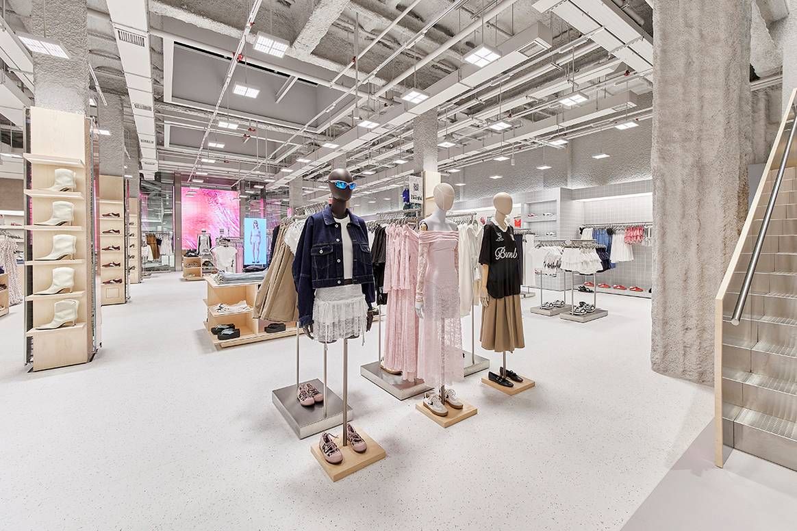 Tienda de Bershka en el paseo de Gracia de Barcelona (España).