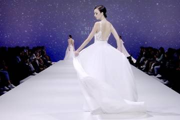 Vídeo: Desfile de la colección nupcial 2023 de Mireia Balaguer en la BBFW