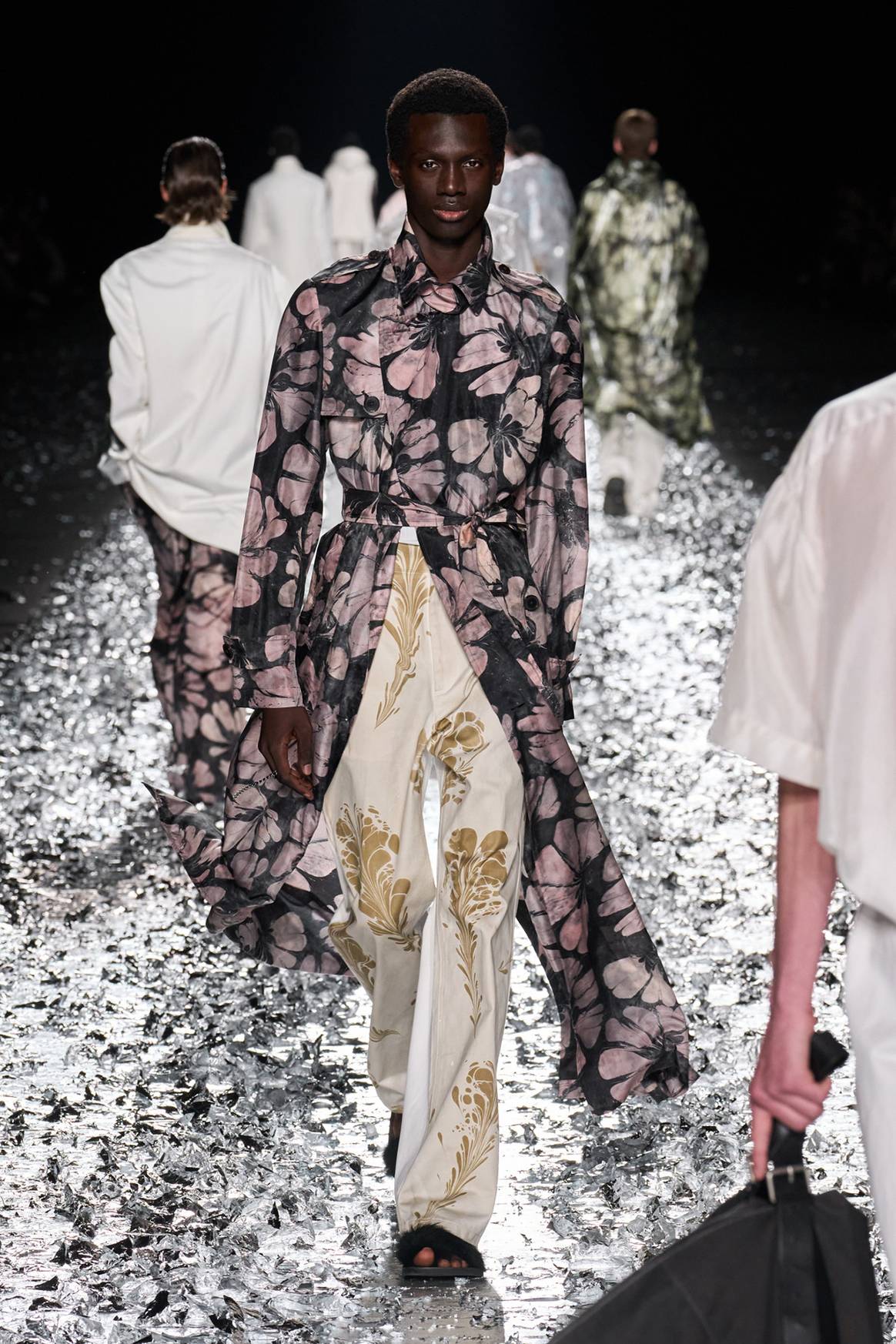 Dries Van Noten, colección moda-hombre para la temporada Primavera/Verano 2025.