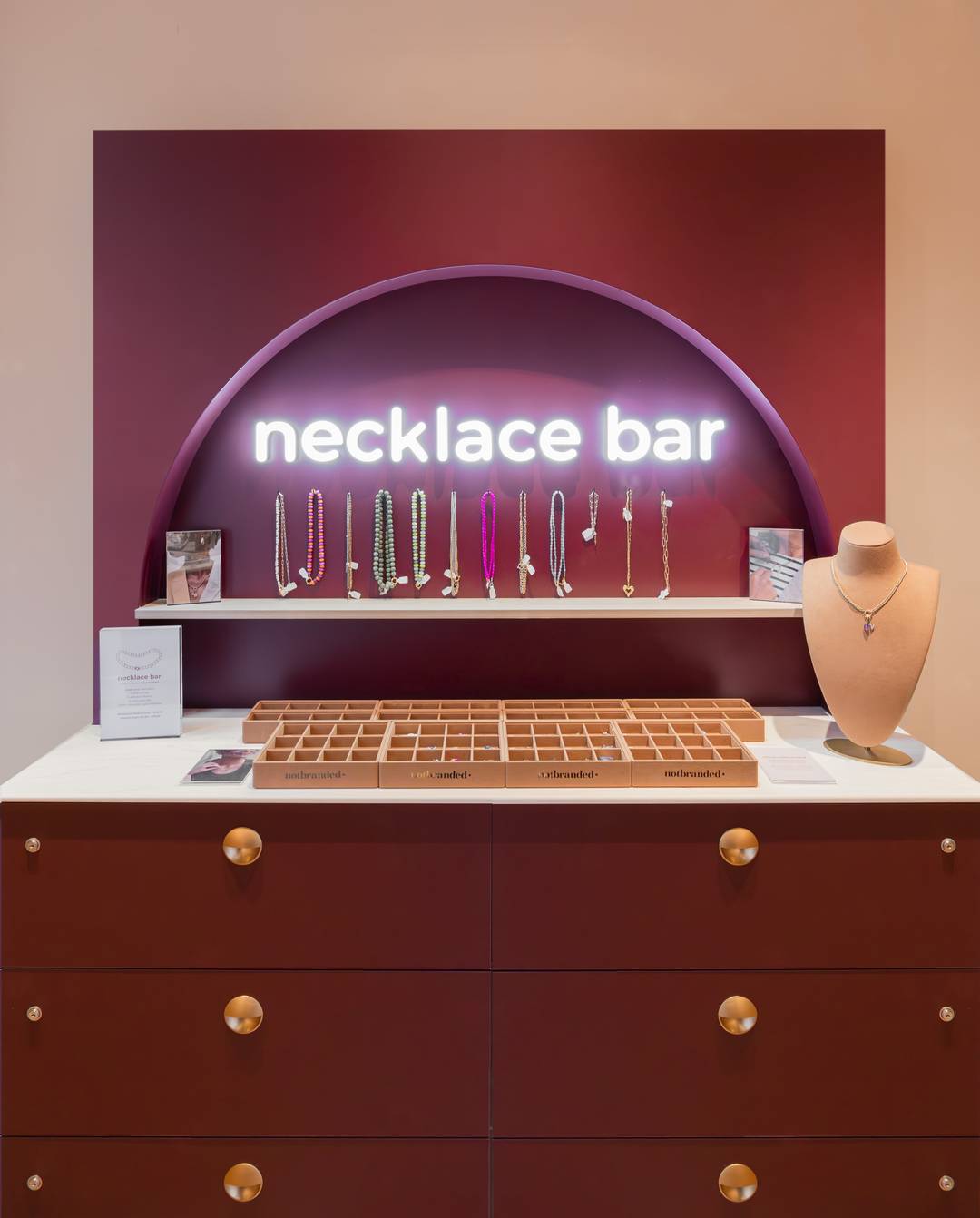 De necklace bar waar bezoekers hun eigen ketting kunnen samenstellen.