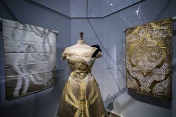 París explora los orígenes británicos de la Alta Costura