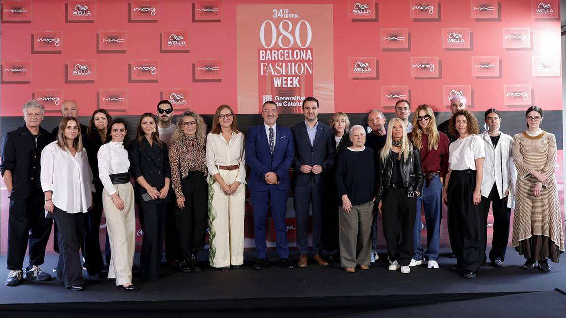 Fotografía de grupo con diseñadores, responsables de la organización y el consejero de Empresa i Treball de la Generalitat de Cataluña, Miquel Sàmper, durante la ceremonia inaugural de la 34ª edición de 080 Barcelona Fashion.