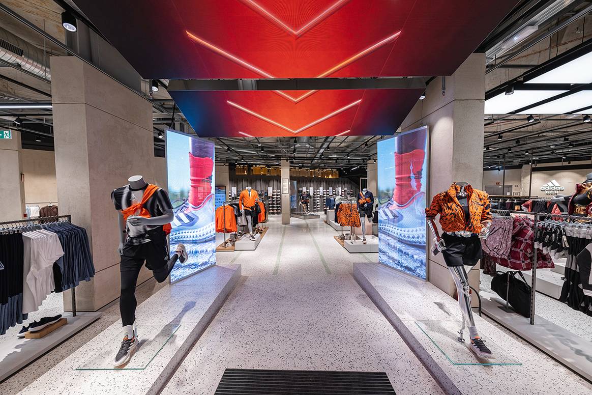 medios de comunicación sesión Respetuoso del medio ambiente Adidas abre en Barcelona su mayor tienda en España