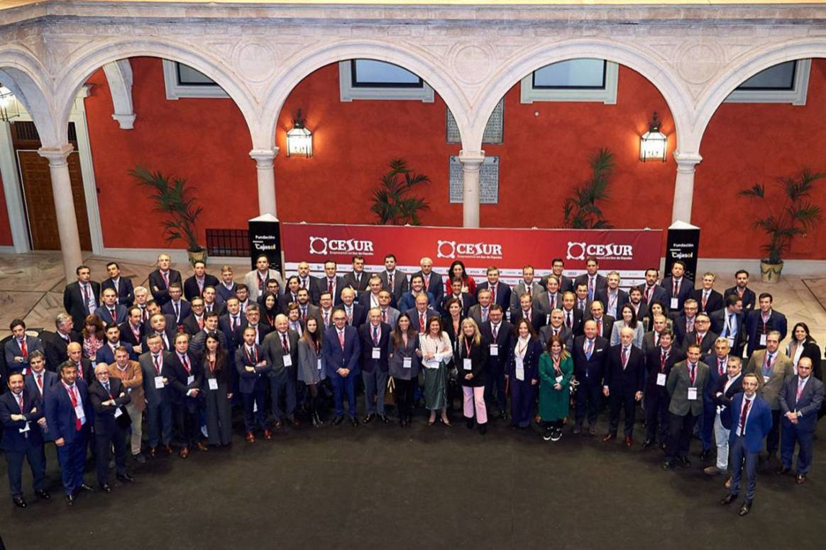 Fotografía de familia con los principales representantes del Círculo de Empresarios del Sur de España (CESUR).