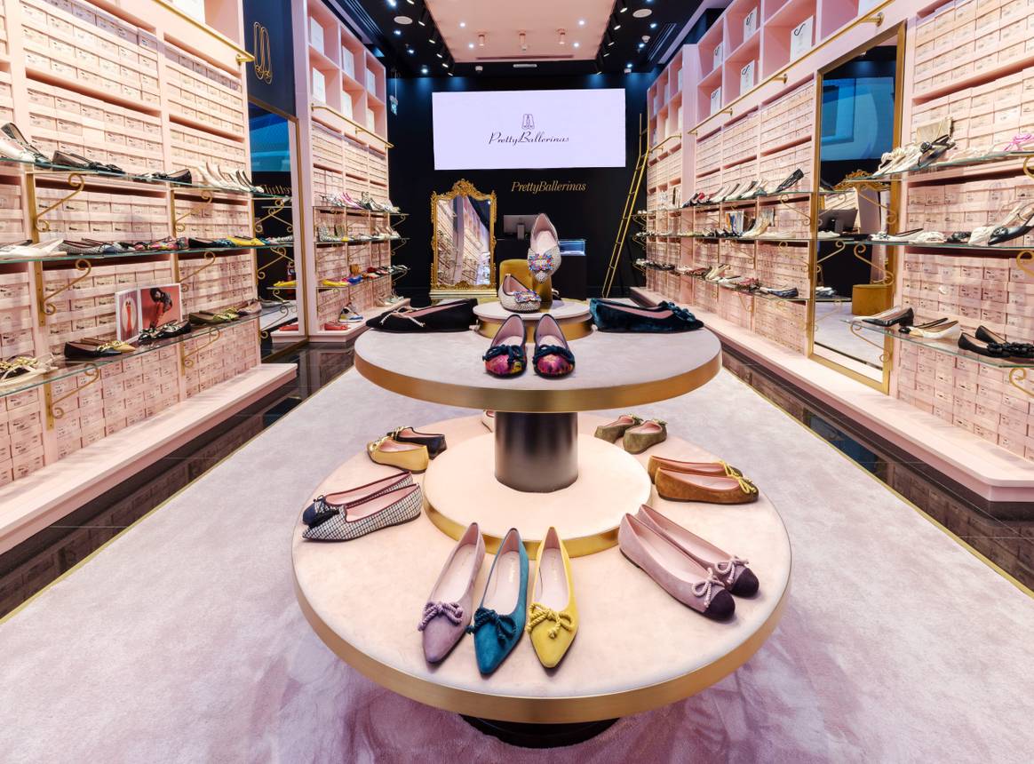 Pretty Ballerinas in The Dubai Mall