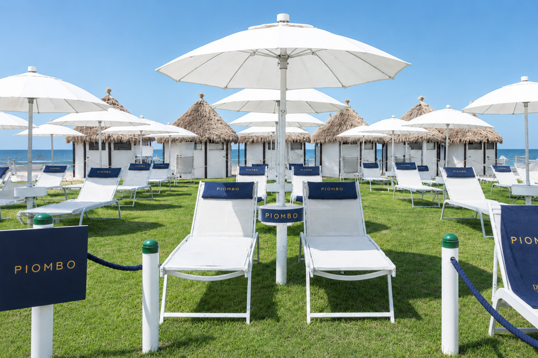 Il gusto del designer Massimo Piombo trasforma lo storico beach club per la stagione estiva