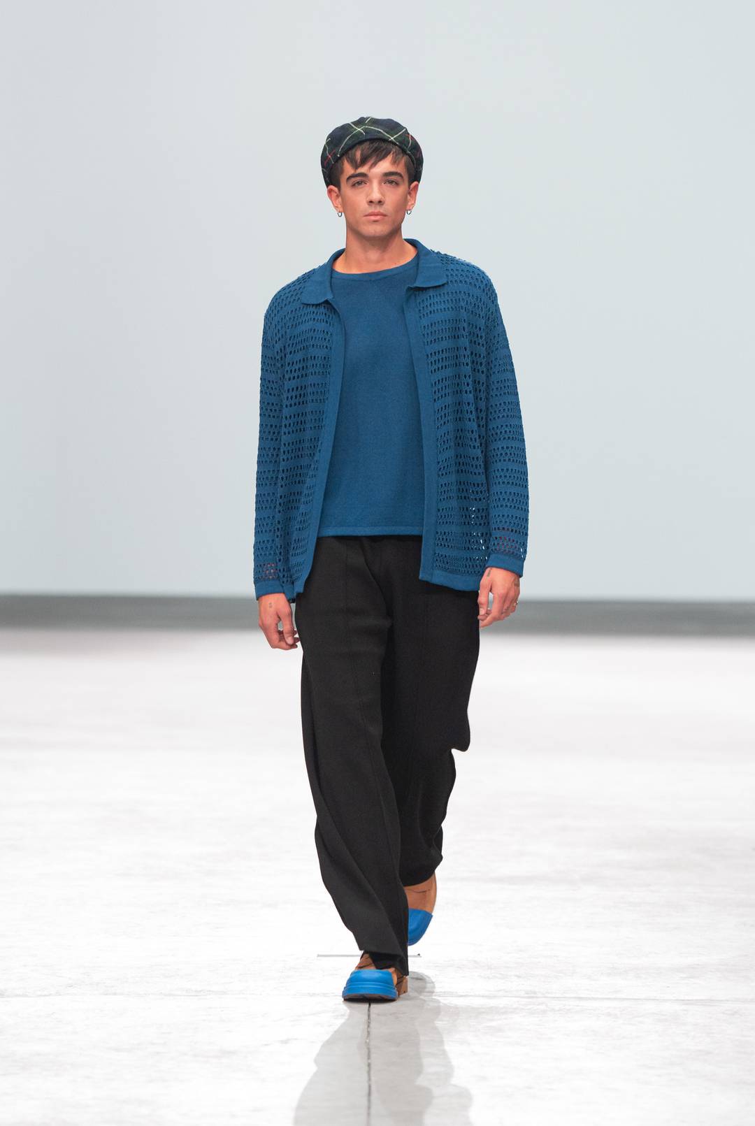 El calzado también fue clave para lograr un contraste, como zapatos de suela de caja bicolor, la mitad frontal de un color y la trasera de otro