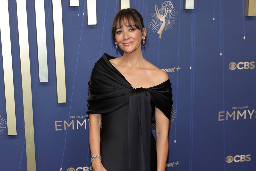 Rashida Jones in un abito di Jonathan Anderson.