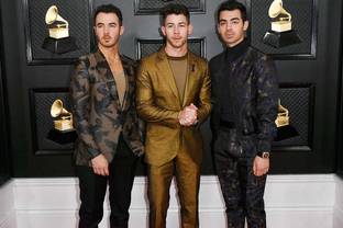 Blanco sexy, strapless y uñas extravagantes en la alfombra roja de los Grammys