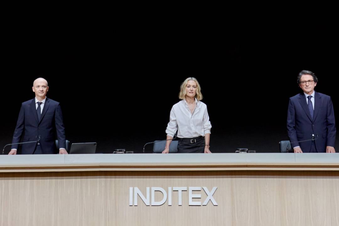 Da sinistra a destra, Óscar García Maceiras, amministratore delegato; Marta Ortega Pérez, presidente non esecutivo; e Javier Monteoliva Díaz, segretario generale del Consiglio, durante l'Assemblea generale degli azionisti tenutasi il 7 luglio 2026.