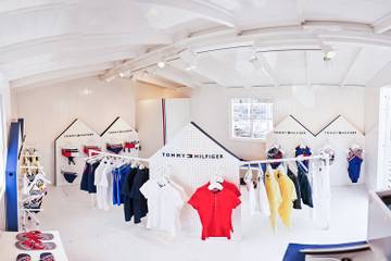 Kijken: Tommy Hilfigers pop-upstore met zwemkleding in Zandvoort