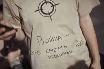 Пикет на презентации коллекции одежды Тимати и Минобороны: "Война - это не модно"