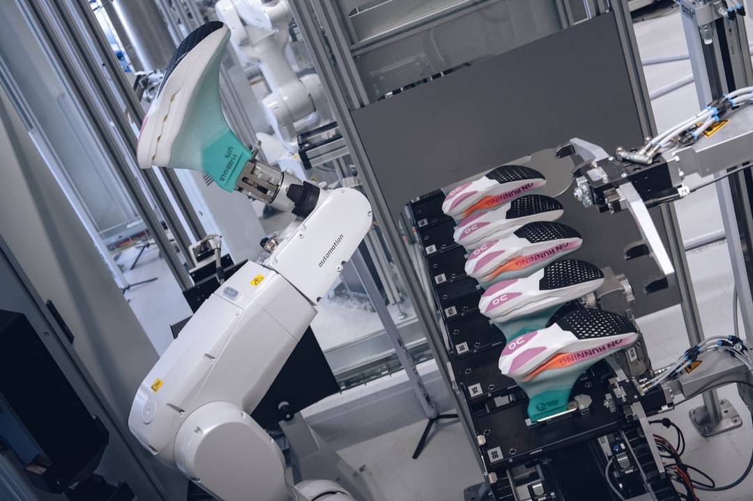 On lässt Schuhoberteile nun vollautomatisch von Robotern fertigen