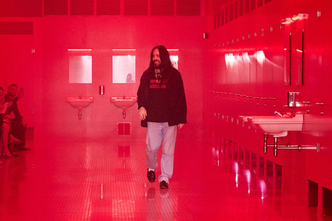 Alessandro Michele al final del desfile de Valentino PV25