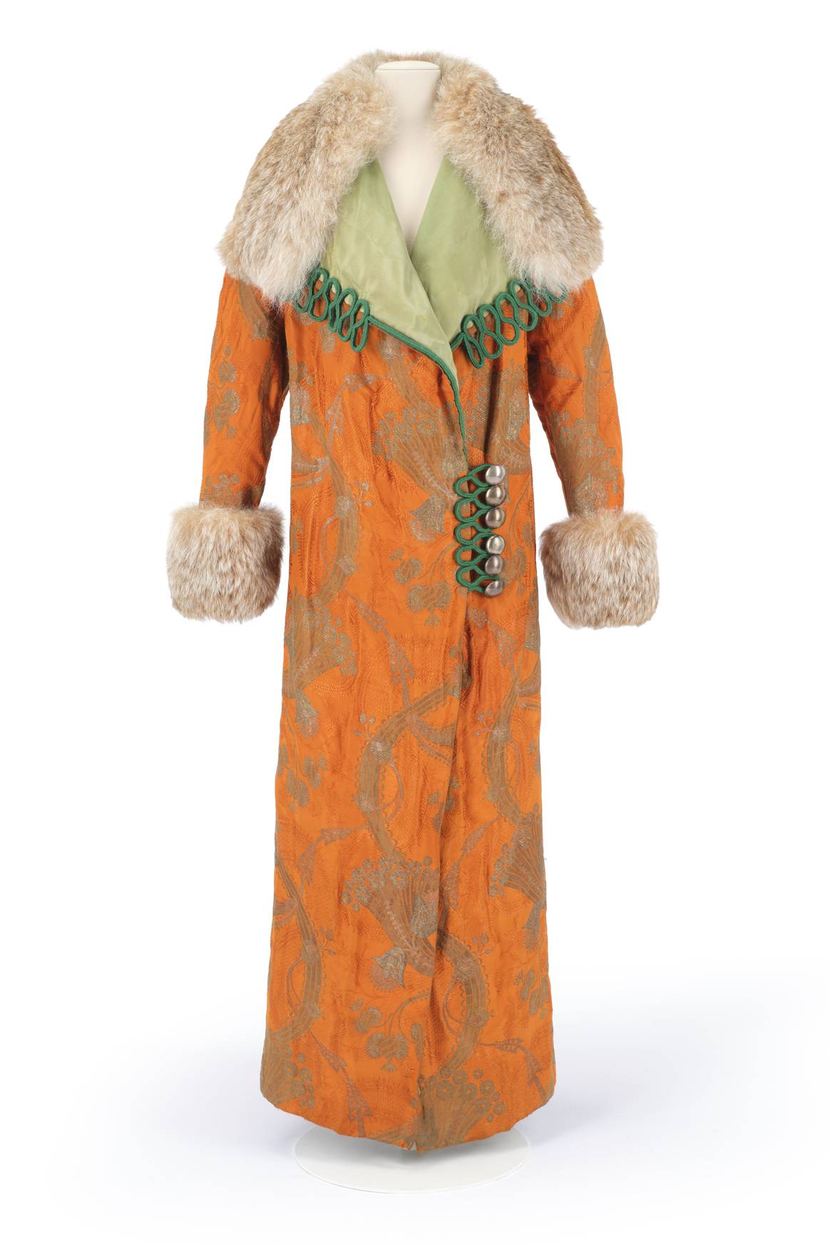 Paul Poiret — Manteau du soir Paris, vers 1910 Gros de Tours liseré  à décor broché de fils  doré or et de lames  argent, taffetas  changeant, passementerie  et métal argenté.