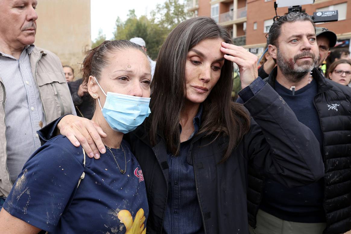 Su Majestad la Reina junto a los vecinos afectados de Paiporta, Valencia (España).