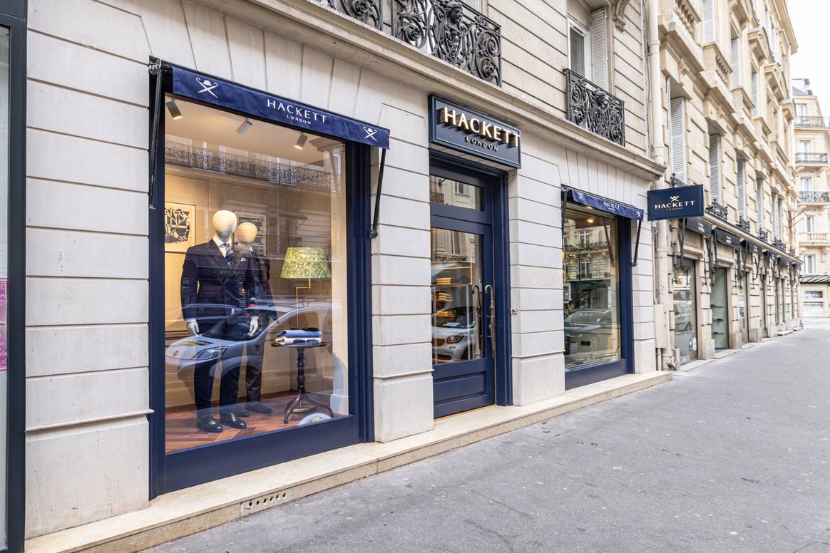 La façade de la boutique Hacket London, rue Marbeuf à Paris.