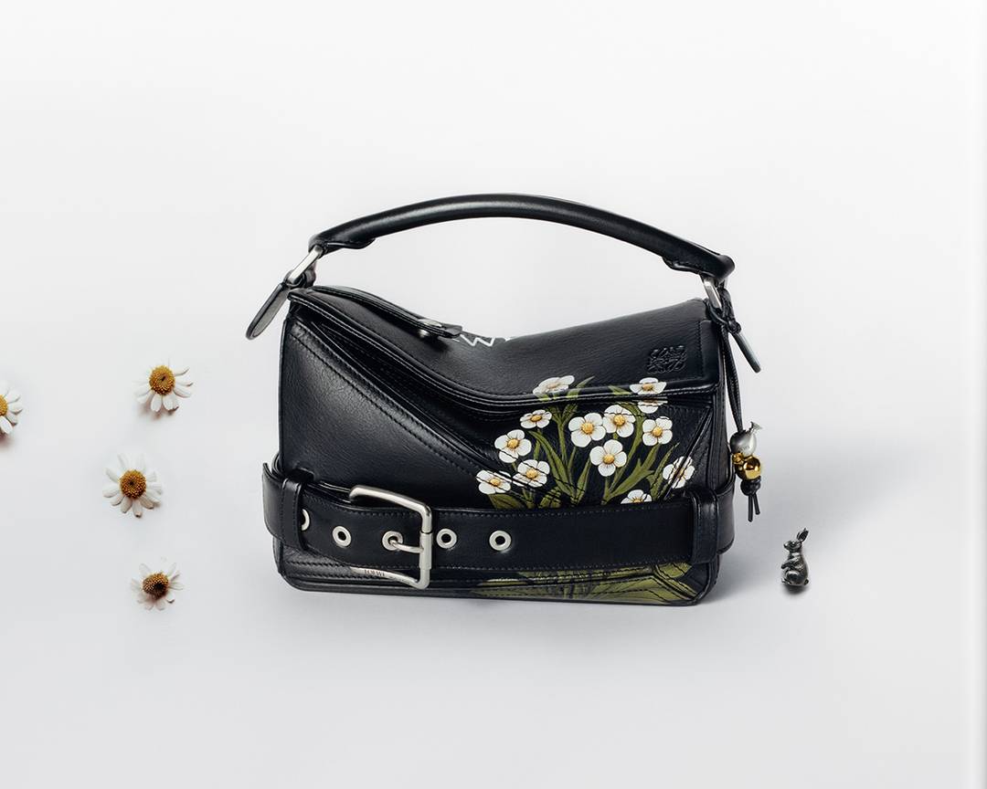 Modelo de la colección cápsula de aniversario “Puzzle 10” de Loewe por los 10 años del lanzamiento del bolso Puzzle.