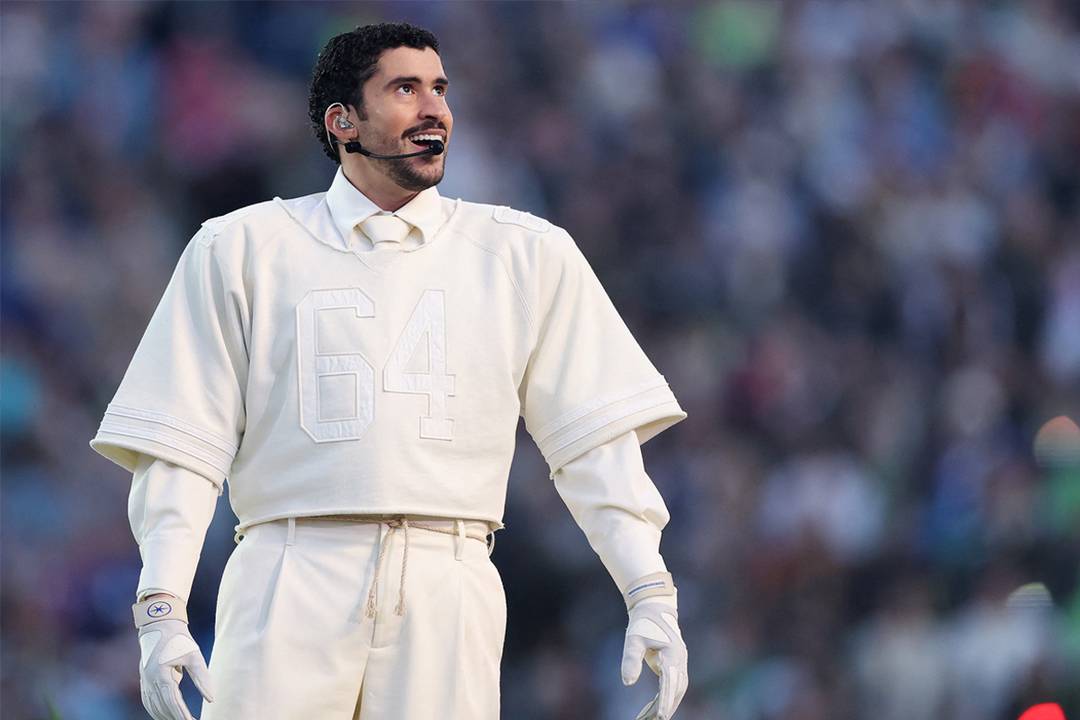 Bad Bunny durante su actuación en el medio tiempo de la Super Bowl, el 8 de febrero de 2026 en Santa Mónica, California (Estados Unidos).