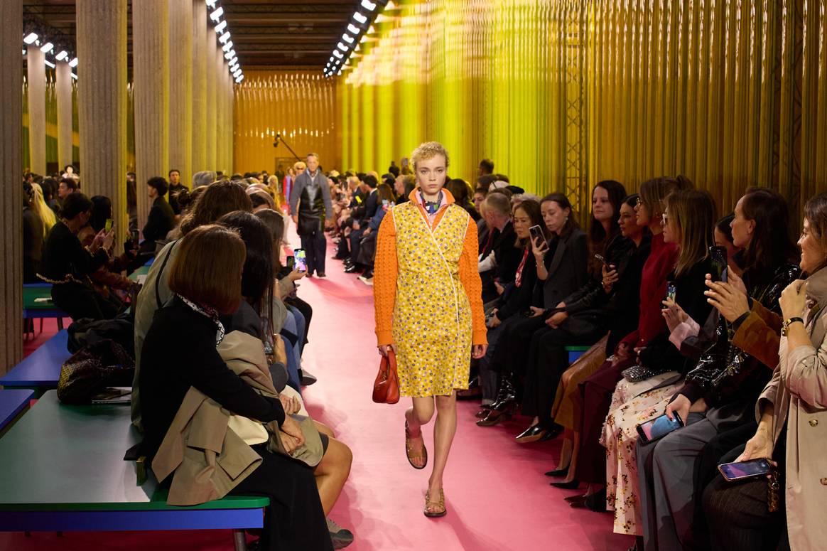 Kittelschürzen werden Mode bei Miu Miu SS26