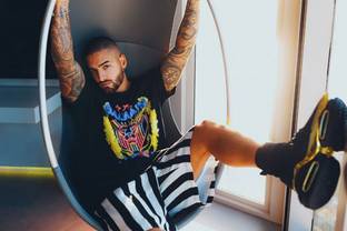 Balmain y Maluma rinden homenaje al “estilo Miami” con una colección cápsula
