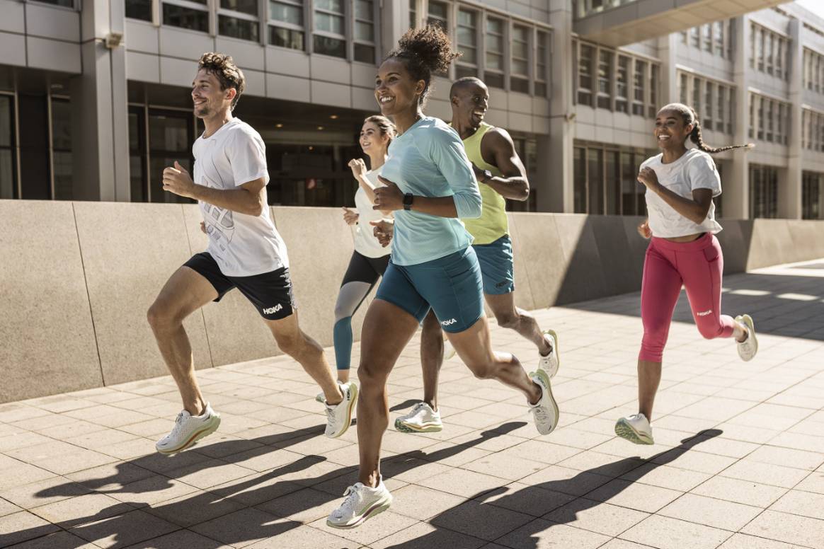 Die Sportmarke Hoka, die bei SportScheck erhältlich ist.