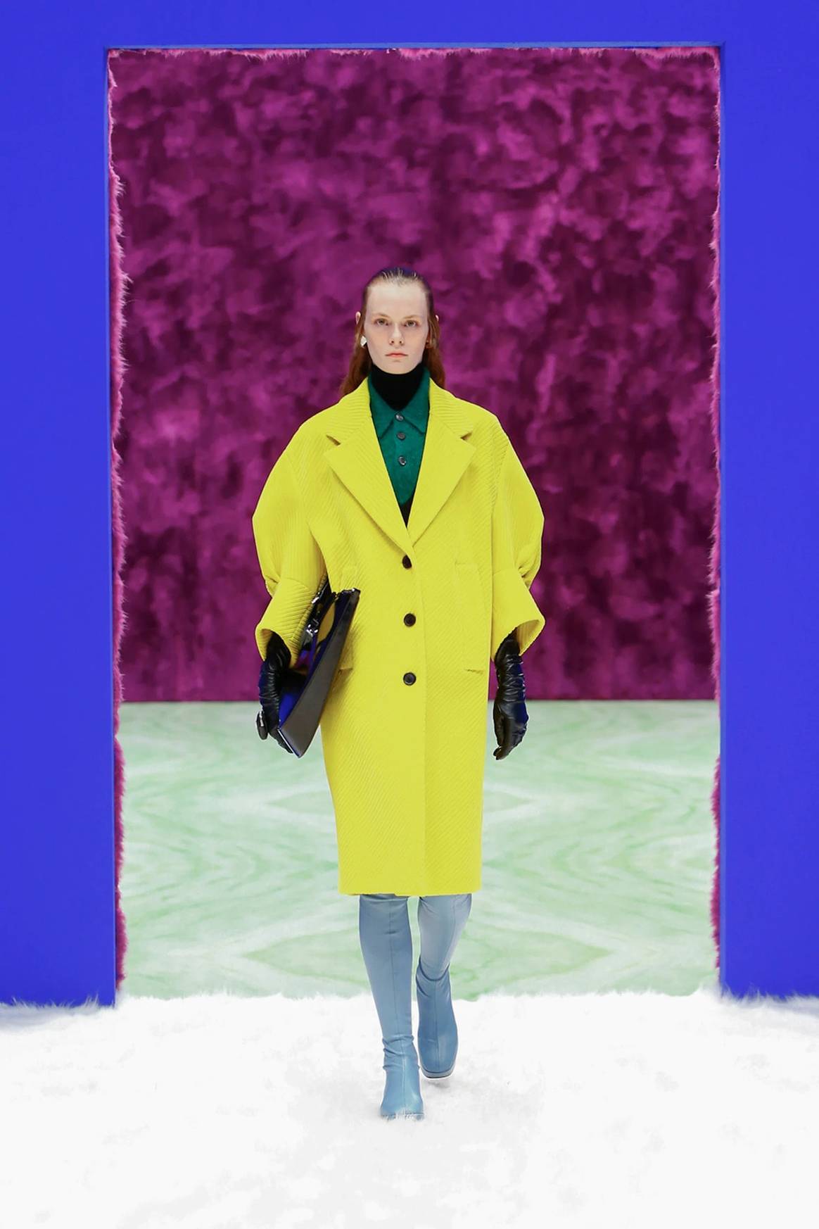 Prada bucea en la ambigüedad que separa lo masculino de lo femenino para su colección Womenswear FW21