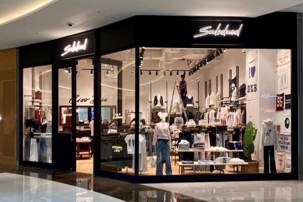 Subdued fa rotta su Dubai e su Hong Kong