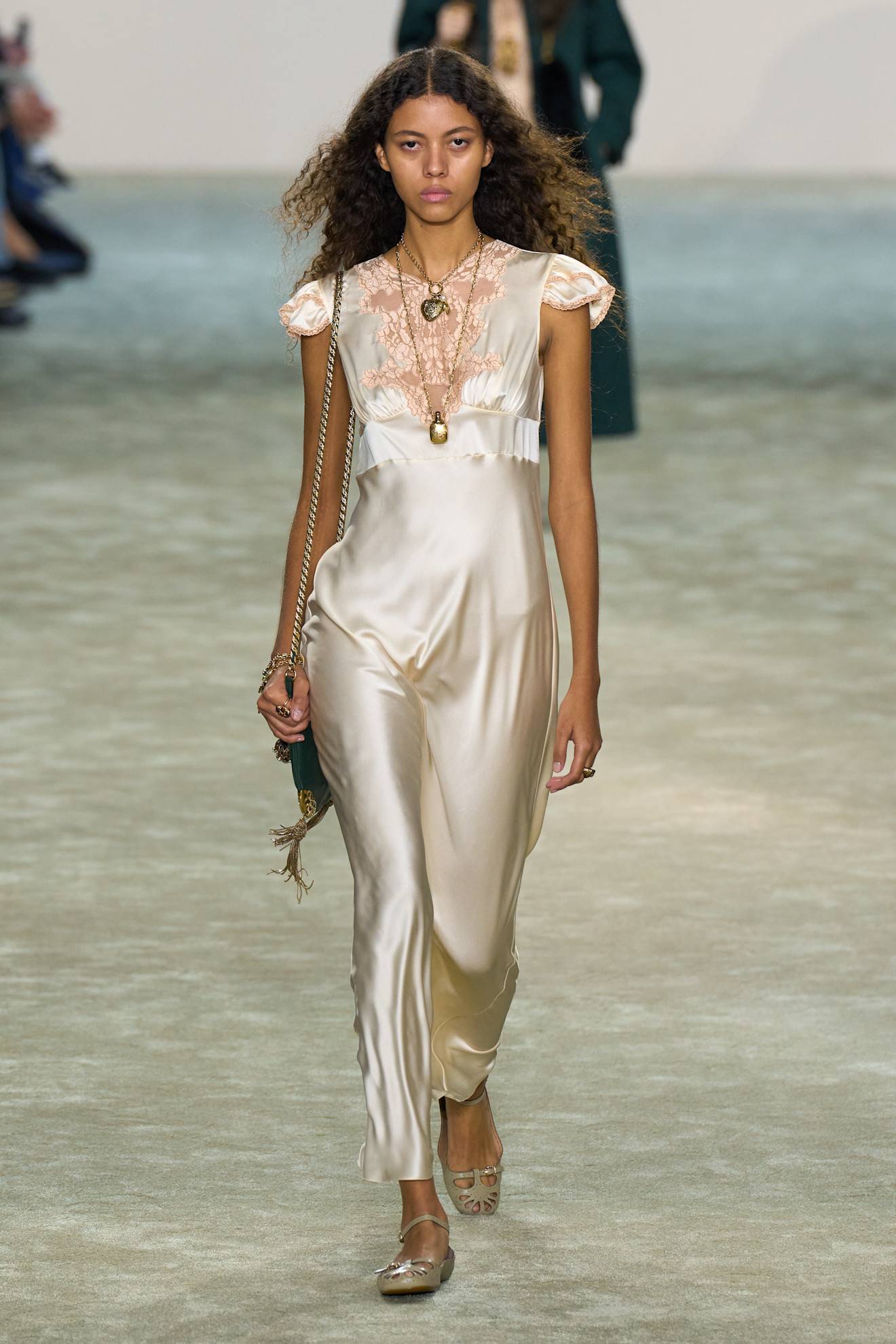 Chloé FW25 RTW - Worldwide Fashion Design Lookbook