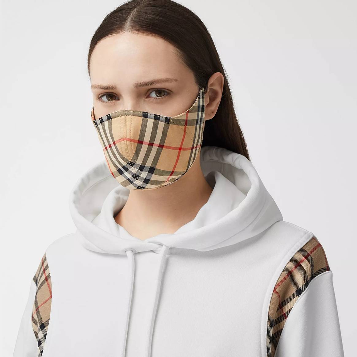 Mascarillas a partir de retales: Burberry lanza una colección sostenible y solidaria