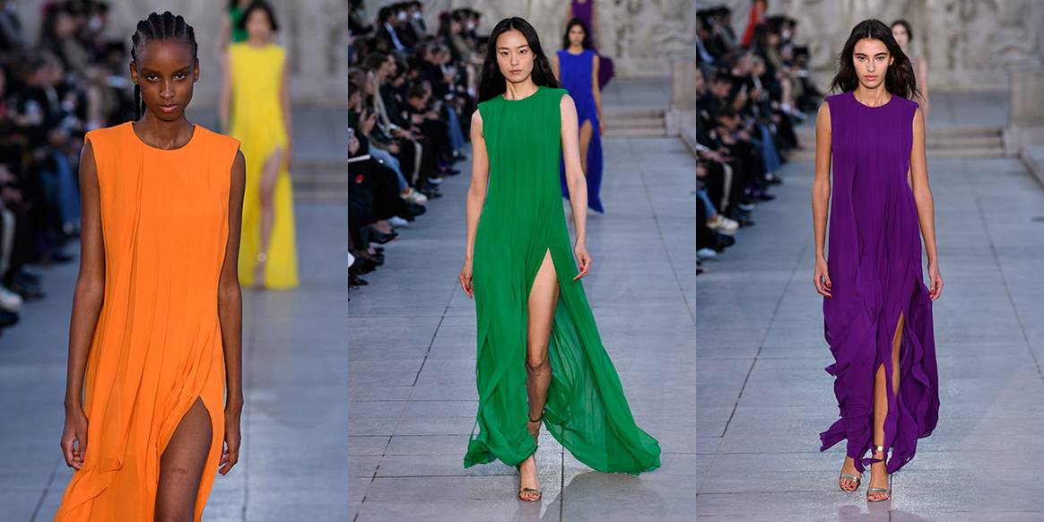 Aquí puedes ver los colores secundarios: naranja, verde y morado en la colección SS23 de Akris. Crédito: Akris SS23 vía Catwalkpictures.com.
