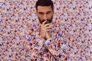 Splish splash, Colour Clash: FIL NOIR Uomo taucht den Sommer in ein Meer von Farben
