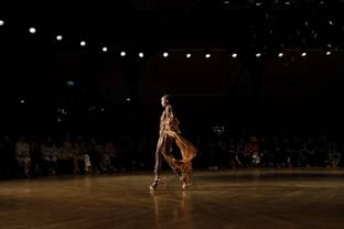 Video: Het verhaal achter de vegan Magnum Dress van Iris van Herpen