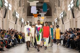 Couleurs lumineuses et ode au plissé chez Issey Miyake 