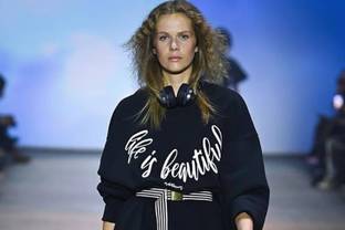 Vidéo: La collection SS22 de Rebekka Ruétz à Mercedes-Benz Fashion Week