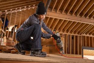 Timberland Pro lanciert Damenbekleidung und lässt Gäste gemeinsam Bänke bauen