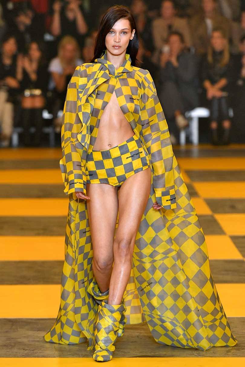 Mode à Paris: fleurs, carreaux et silhouette ajustée