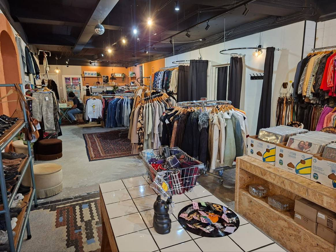 Bij Finders Keepers staat de winkel vol zorgvuldig geselecteerde vintage items uit de jaren ’70 tot begin 2000.