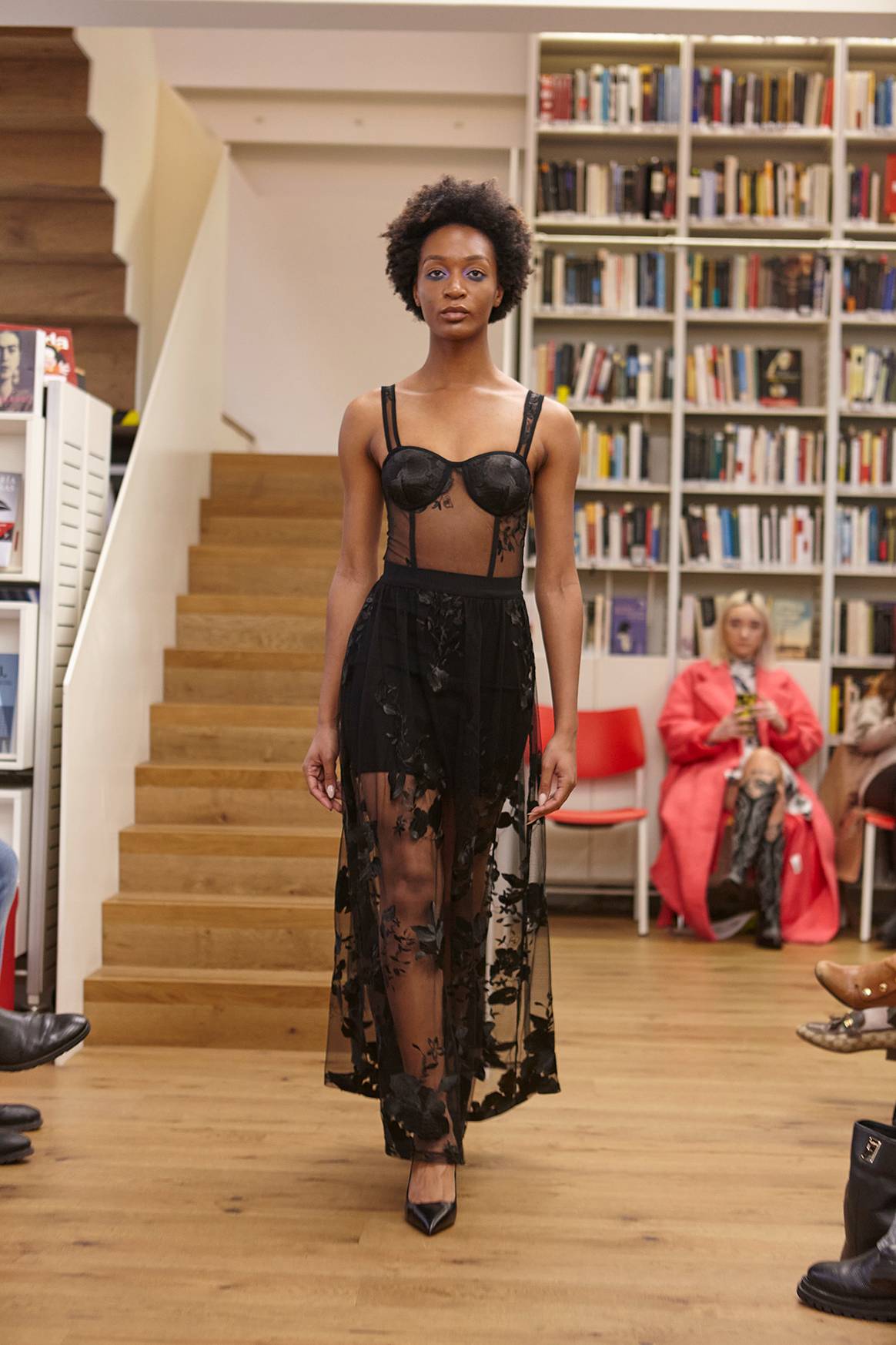 Photo Credits: Sohuman, desfile de la colección “Anonymous was a woman” (Anónimo era mujer) durante la London Fashion Week. Fotografía de cortesía.