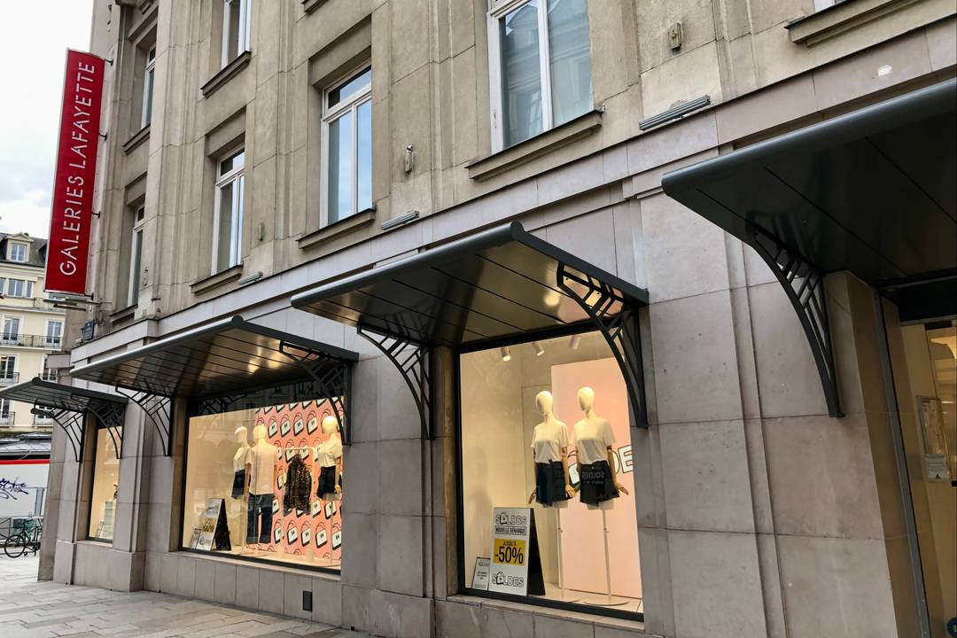 Le vetrine dei saldi alle Galeries Lafayette di Rennes (gennaio 2026).
