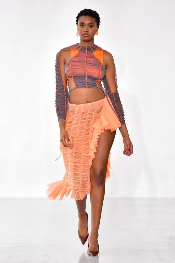 Beeld: Ester Manas AW22 via Catwalkpictures.com