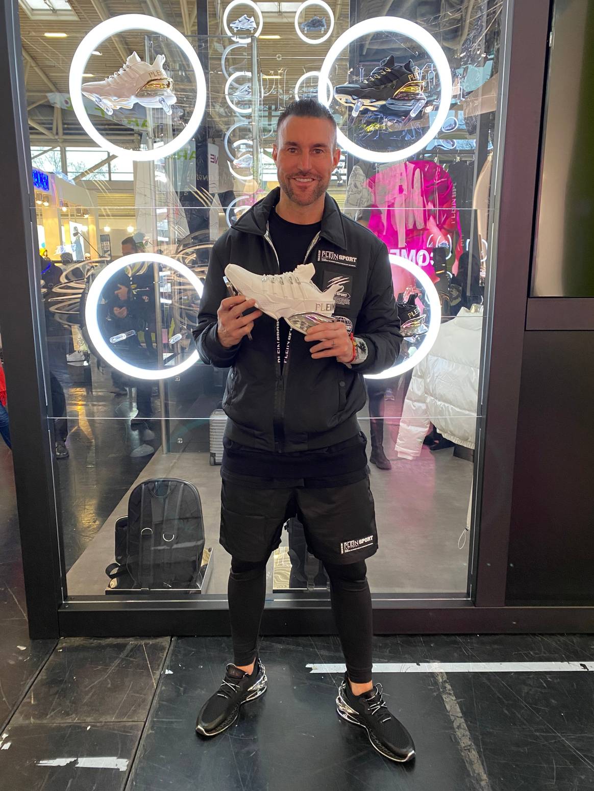Philipp Plein vor dem Messestand auf der Ispo Munich 2023.