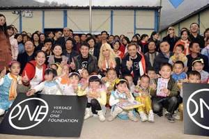 Donatella Versace solidaria