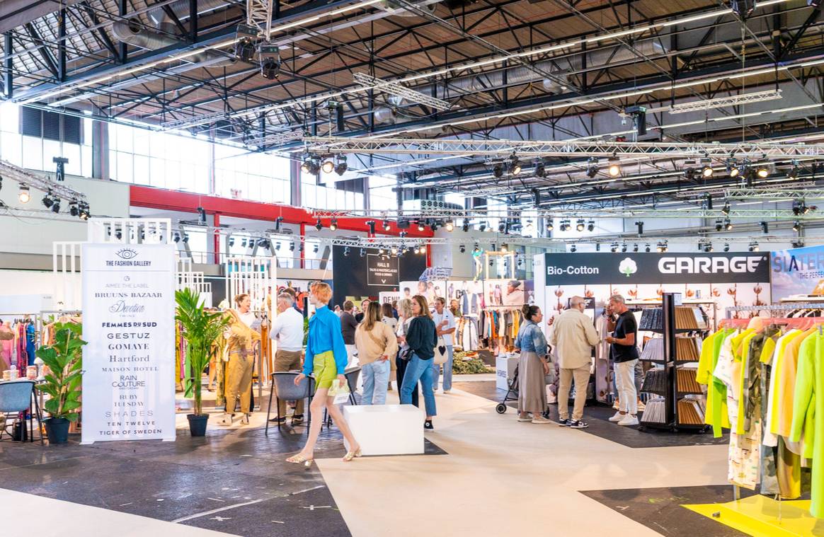 Een blik op de beurs, met links de sectie van The Fashion Gallery. Beeld: Aygin Kolaei voor FashionUnited