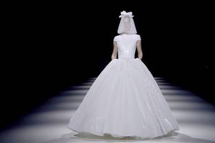 Vídeo: Primer desfile de la línea nupcial por Viktor&Rolf en la BBFW