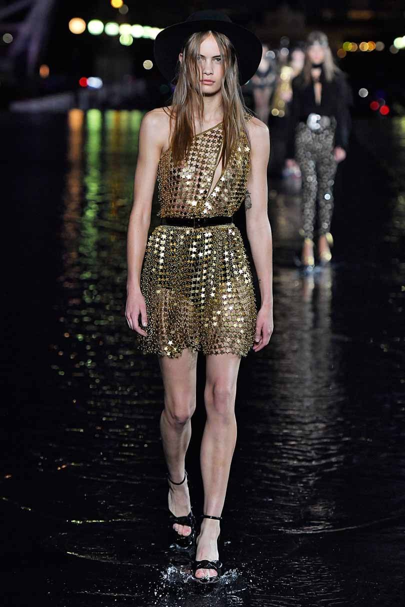 Au pied de la tour Eiffel, les mannequins marchent sur l'eau chez Saint Laurent