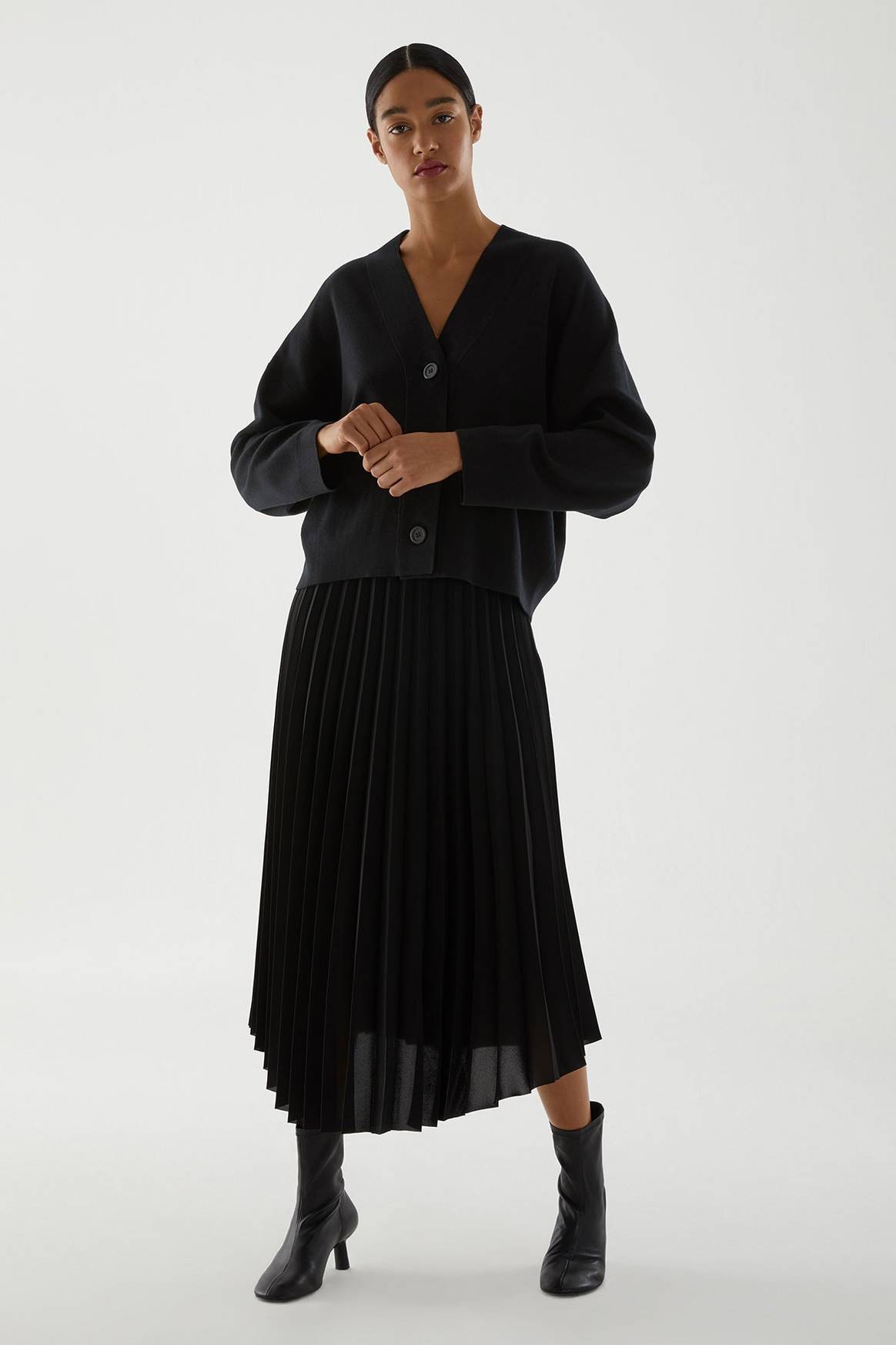 COS lanza una colección de cashmere reciclado en colaboración con la Aid Foundation